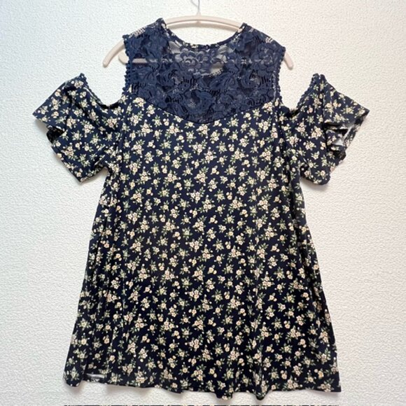 ChicSoul Womens Cold shoulder Top with Flutter Sleeves, Plus Size 3X - Picture 2 of 5